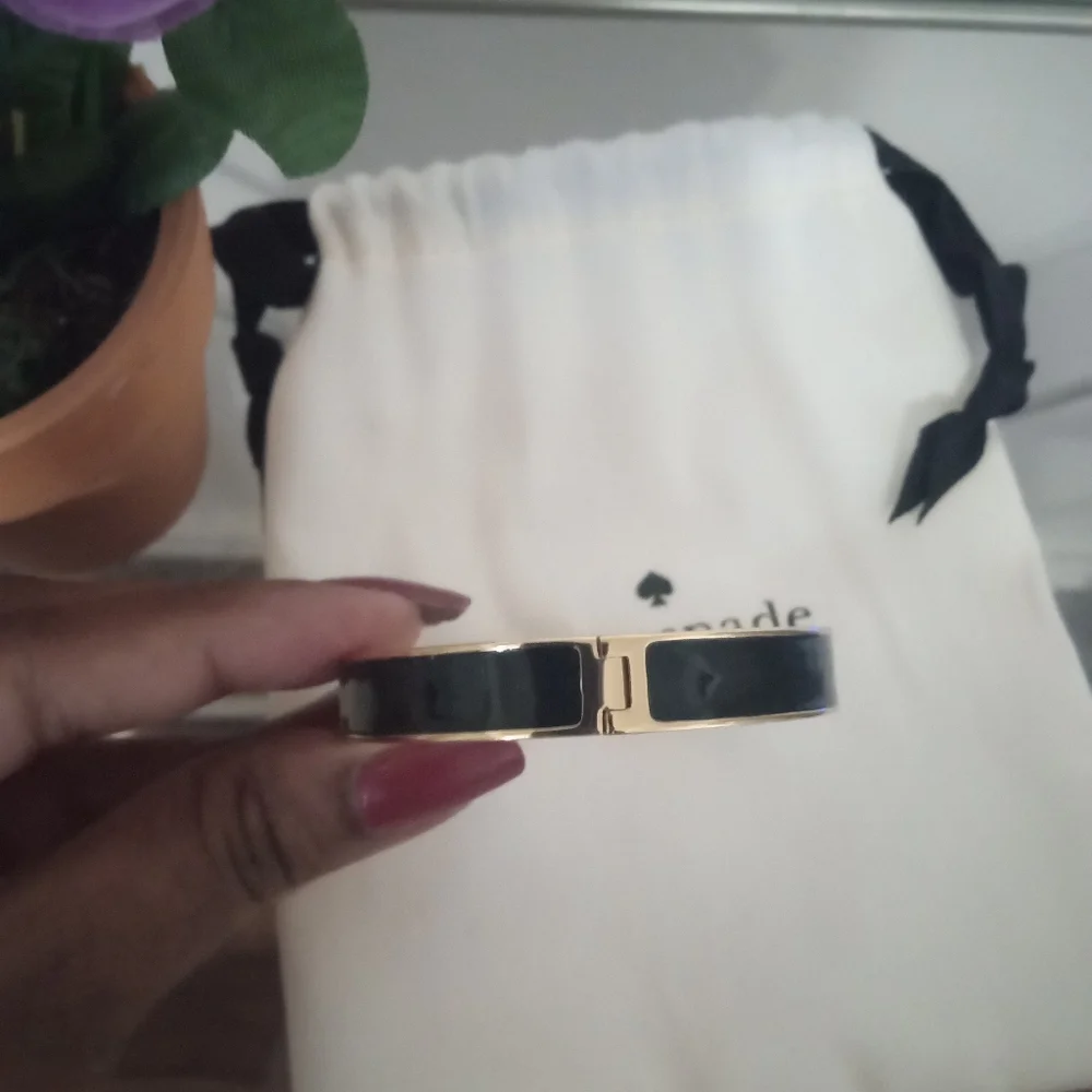 Kate Spade Gold Black Enamel Hole Punch Spade Bangle Bracelet NWOT - Picture 4 of 6